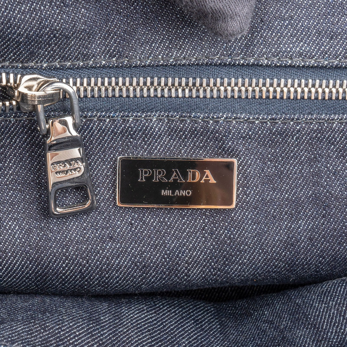 Prada Shopper aus perforiertem Denim mit Nieten – Ansicht 11