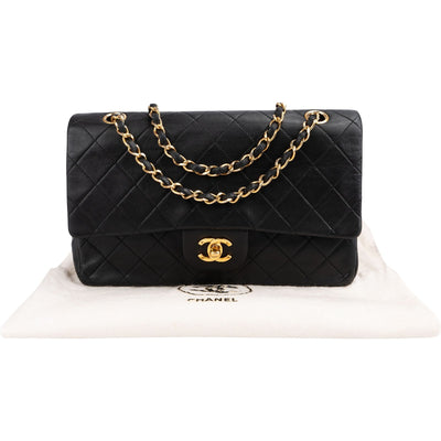 Borsa a spalla Chanel Medium Double Flap in pelle di agnello trapuntata con finiture in oro 24K