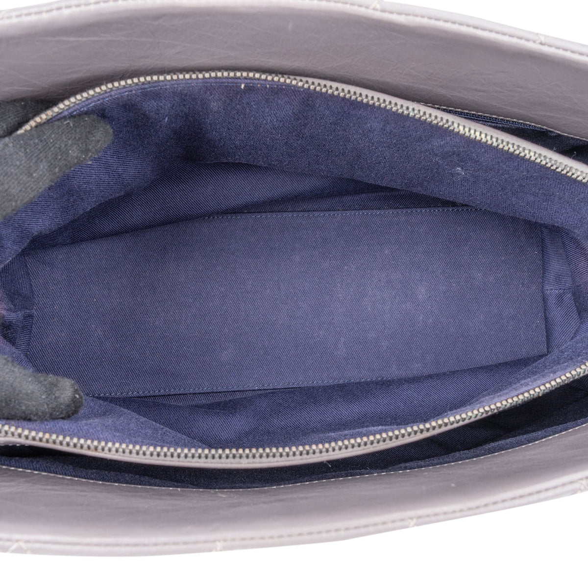Sac cabas porté épaule Chanel Modern Chain en cuir de veau verni matelassé
