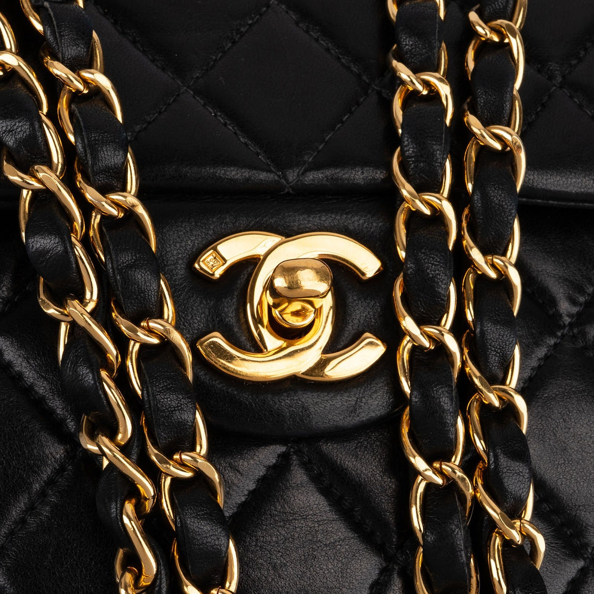 Borsa a spalla Chanel Small Double Flap in pelle di agnello trapuntata con finiture in oro 24K