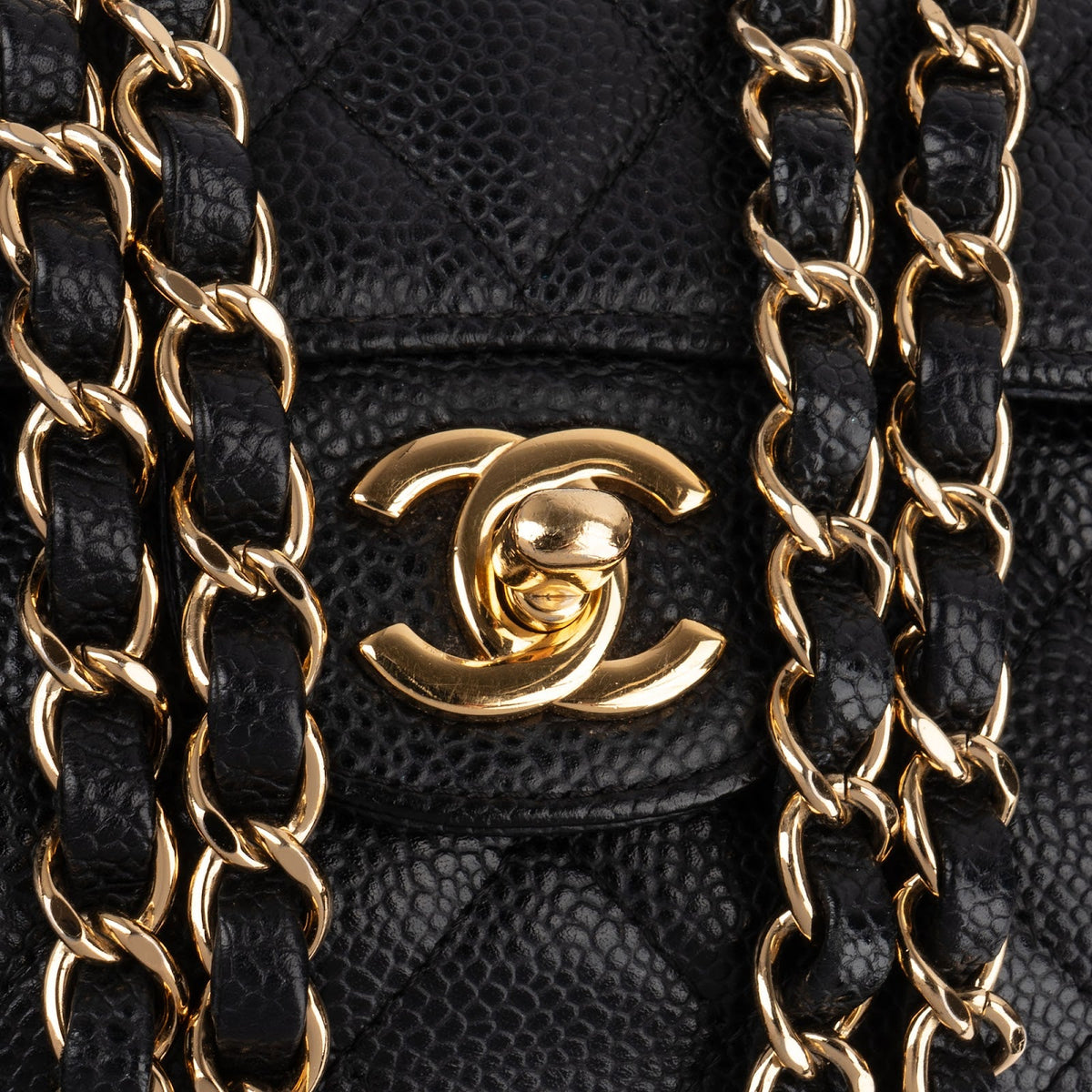 Sac à bandoulière Chanel Small Double Flap en cuir caviar matelassé doré