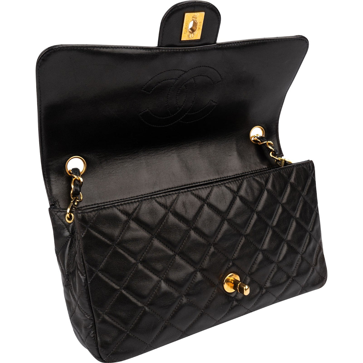 Sac bandoulière Chanel Soft Medium à rabat simple en cuir d'agneau matelassé, pièces métalliques plaquées or 24K