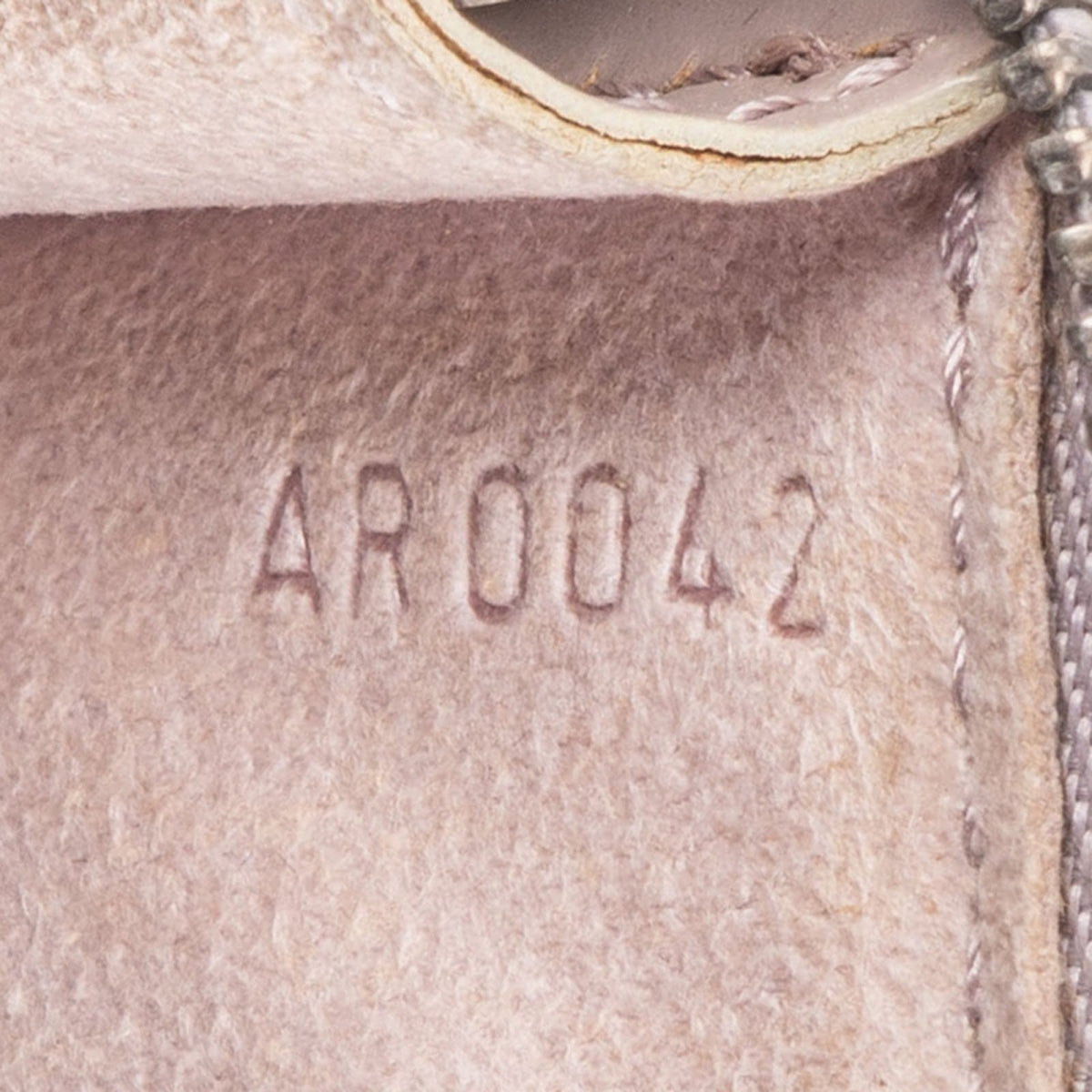 Louis Vuitton Pochette Accessoires aus fliederfarbenem Epi-Leder – Ansicht 12