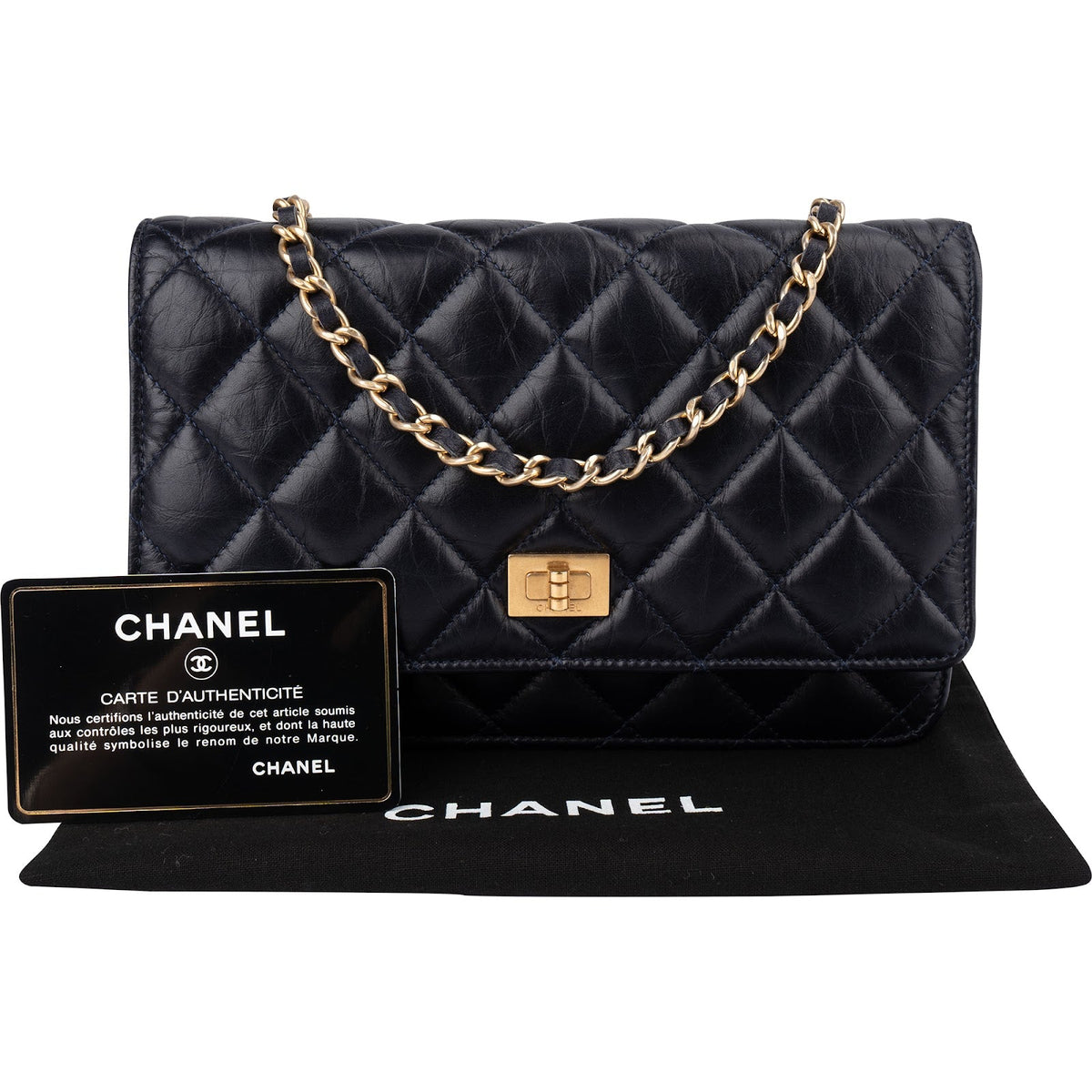 Sac bandoulière Chanel 2.55 Wallet On Chain en cuir d'agneau craquelé bleu marine matelassé