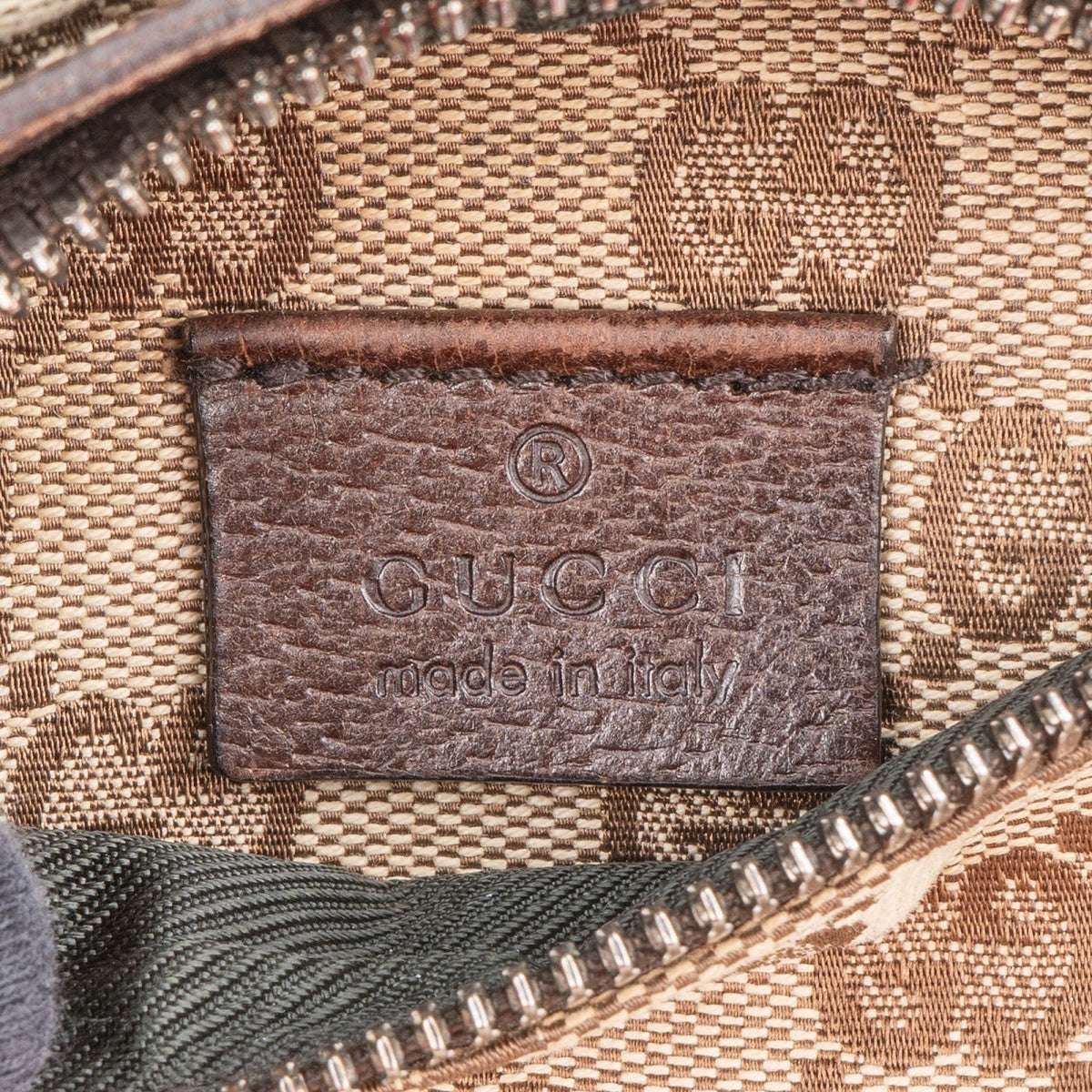 Gucci genarbtes Leder Monogram GG Canvas Gürteltasche, Bild 7 von 8