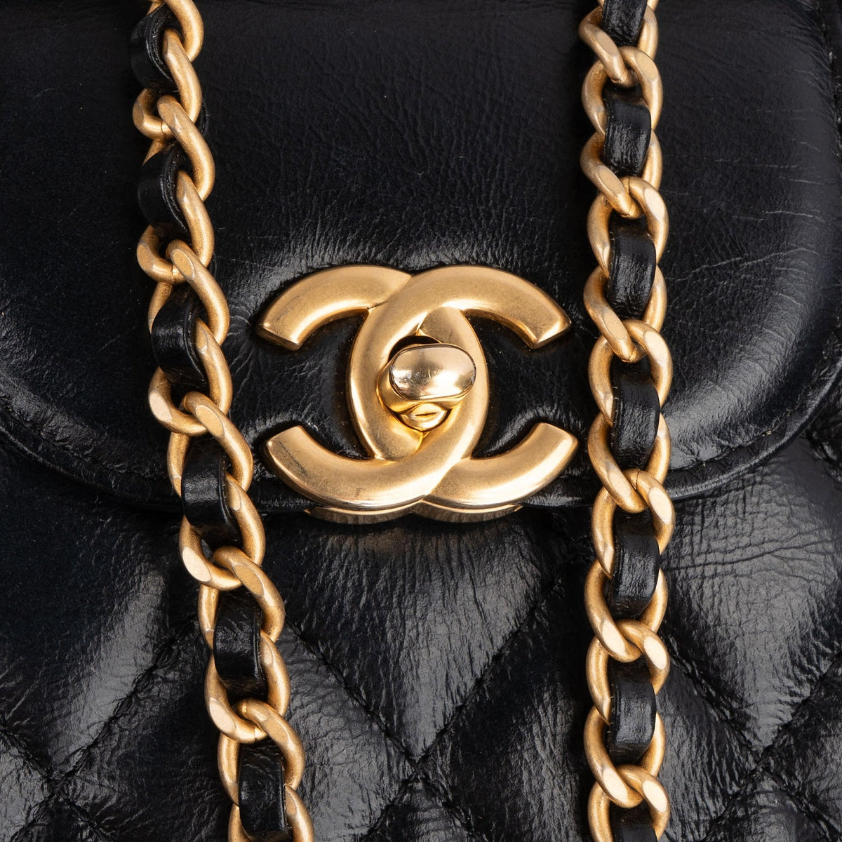 Sac bandoulière Chanel Nano Kelly à poignée en cuir d'agneau matelassé noir