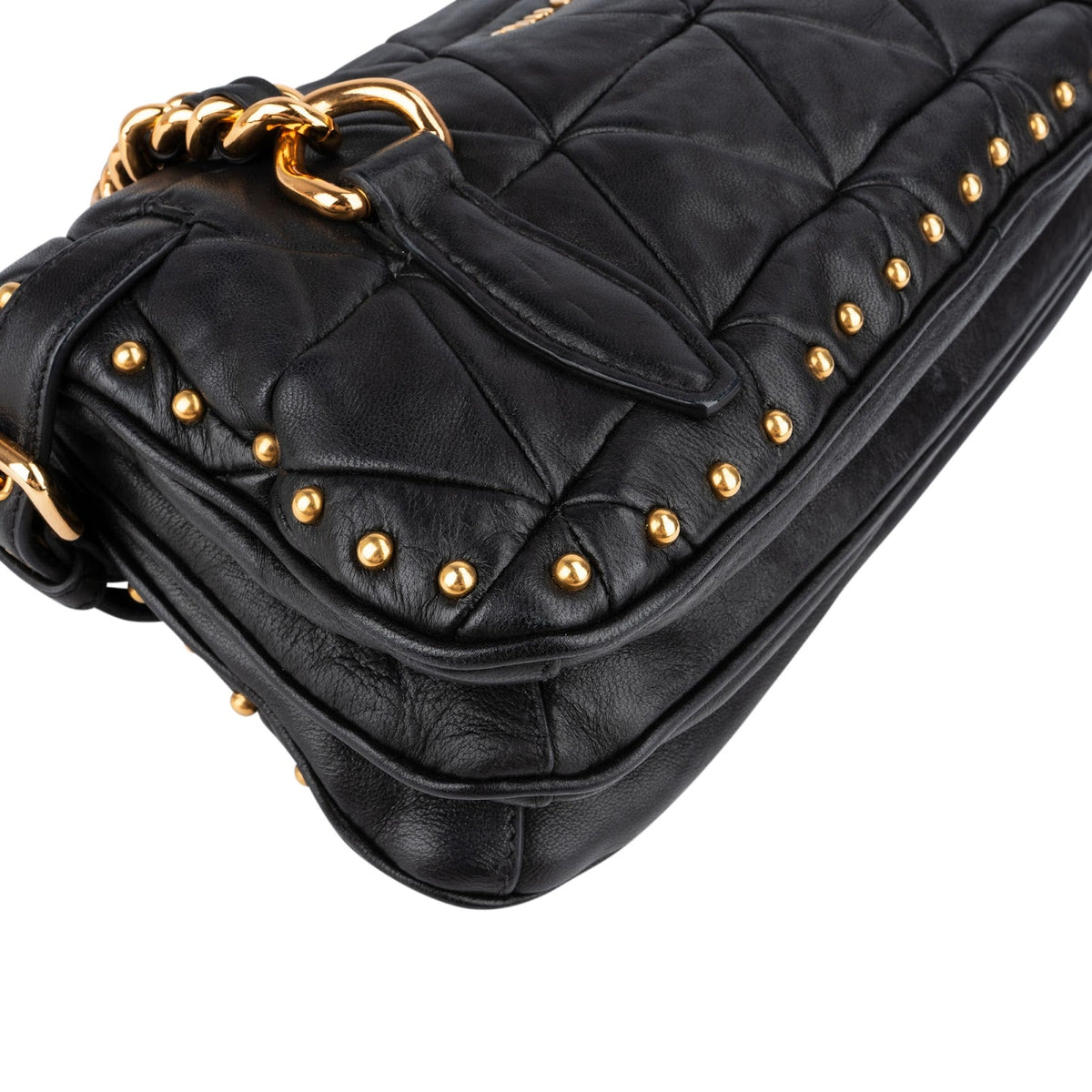 Sac à bandoulière Miu Miu à rabat en cuir matelassé avec fermoir rotatif et clous