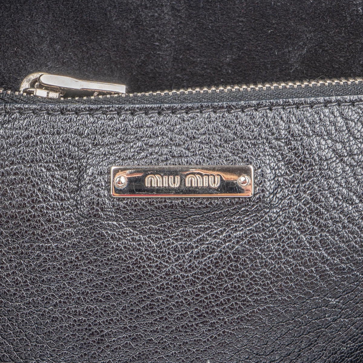 Miu Miu Shoppingtas van generfd leer met schouderband