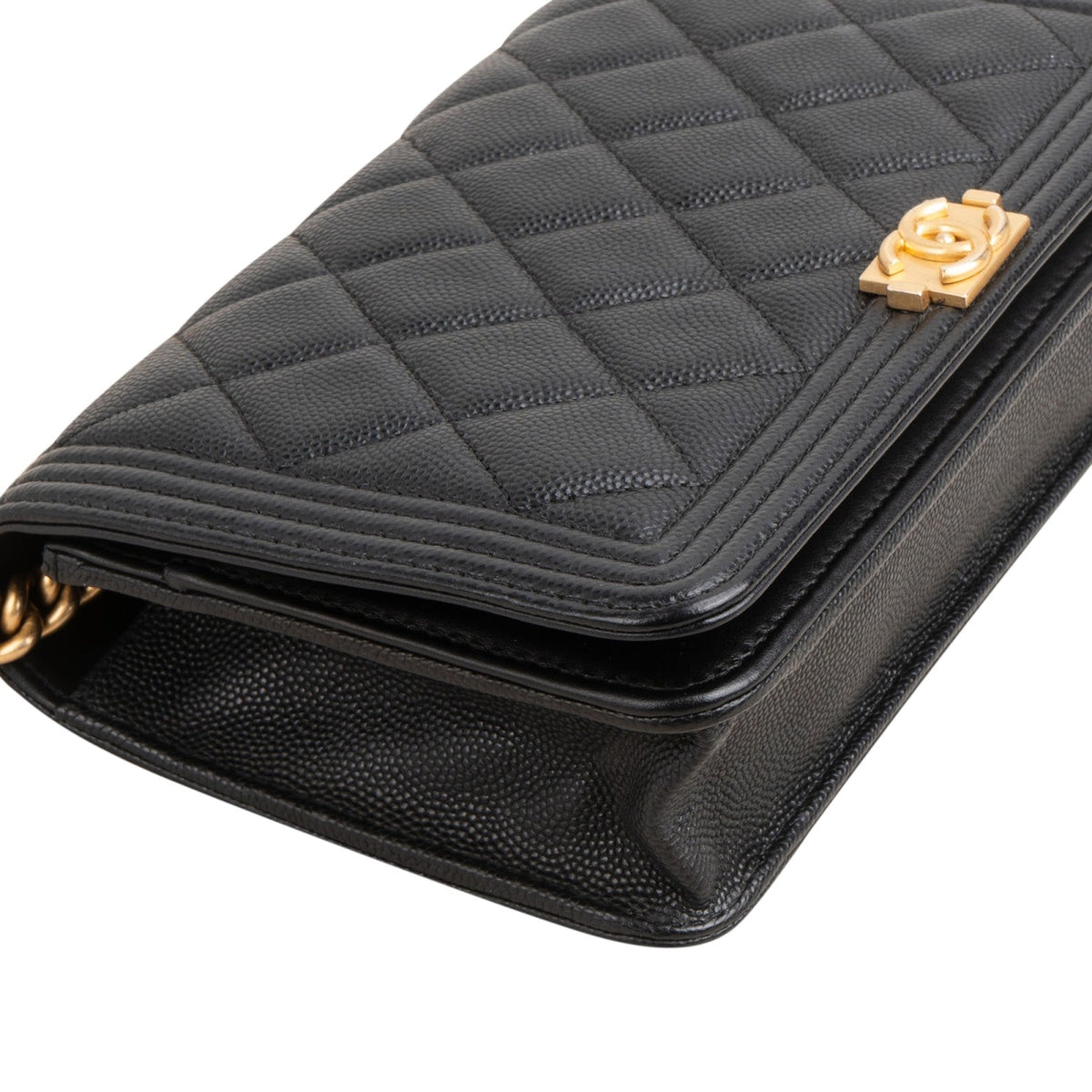 Sac bandoulière Chanel Boy Wallet on Chain en cuir caviar matelassé