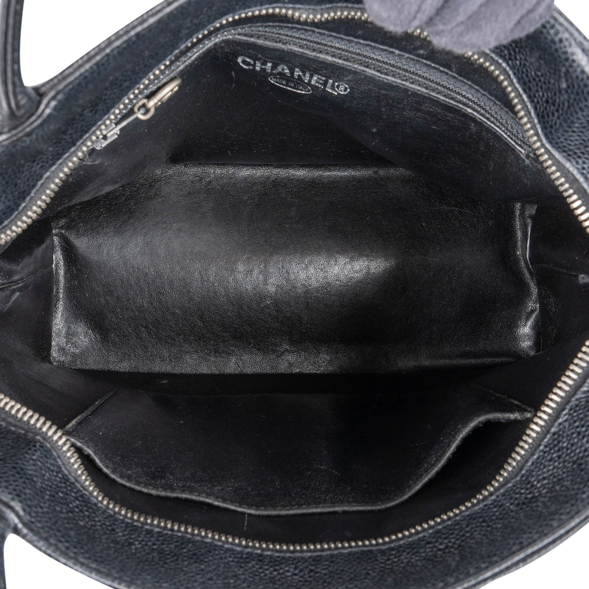 Bolso de mano Chanel Medallion CC Tote en piel Caviar acolchada