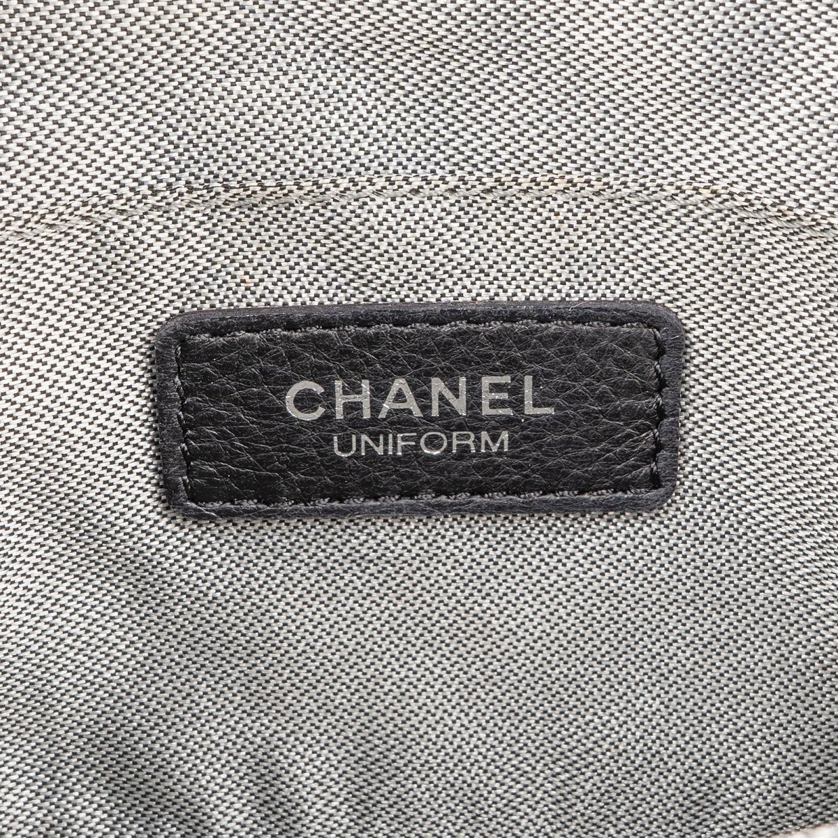 Sac ceinture Chanel Uniform en cuir d'agneau matelassé noir, pièces métalliques palladiées