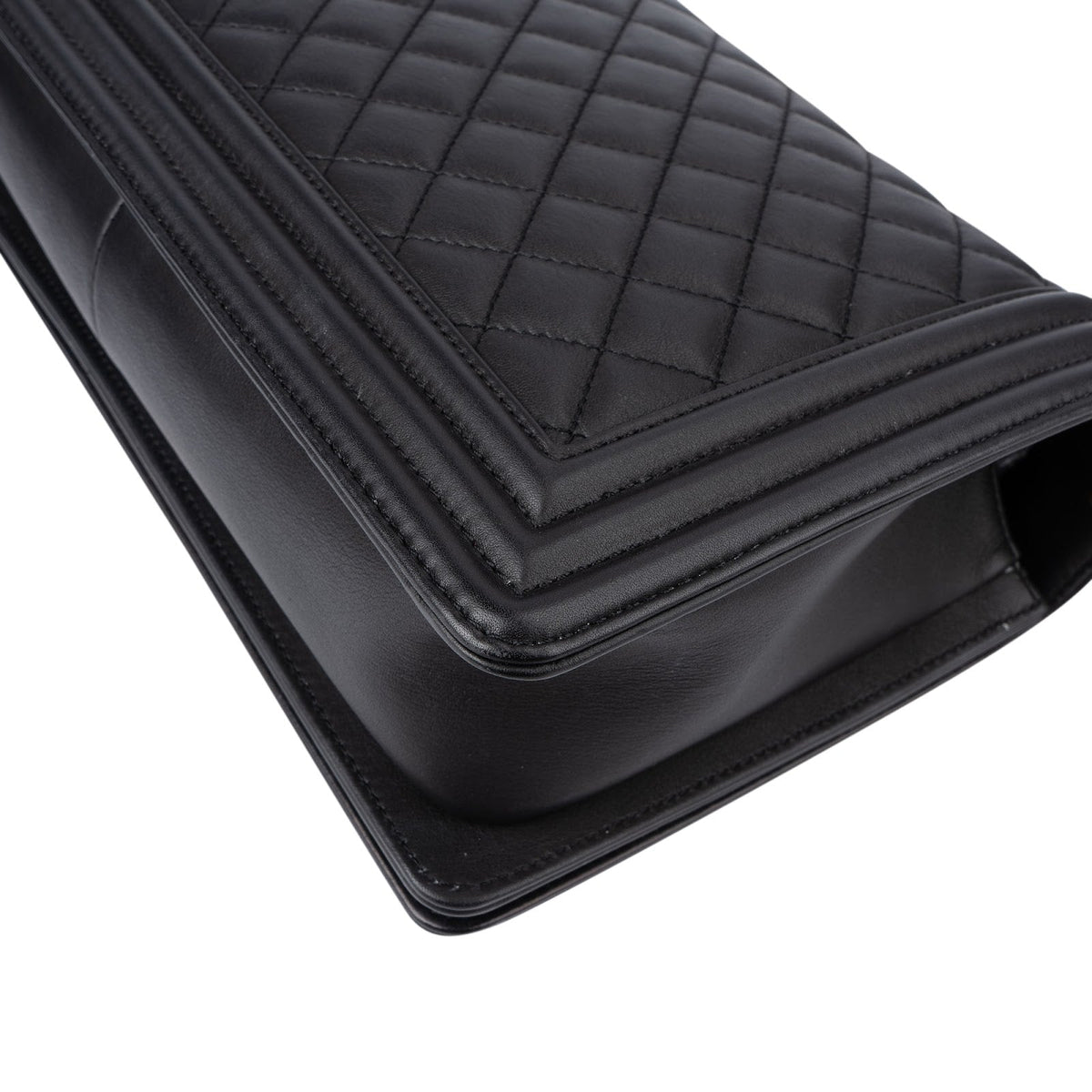 Sac bandoulière Chanel Boy New Medium à rabat simple en cuir d'agneau matelassé