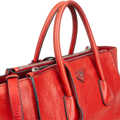 Bolso tote shopper de Prada en piel granulada glaseada con doble cremallera