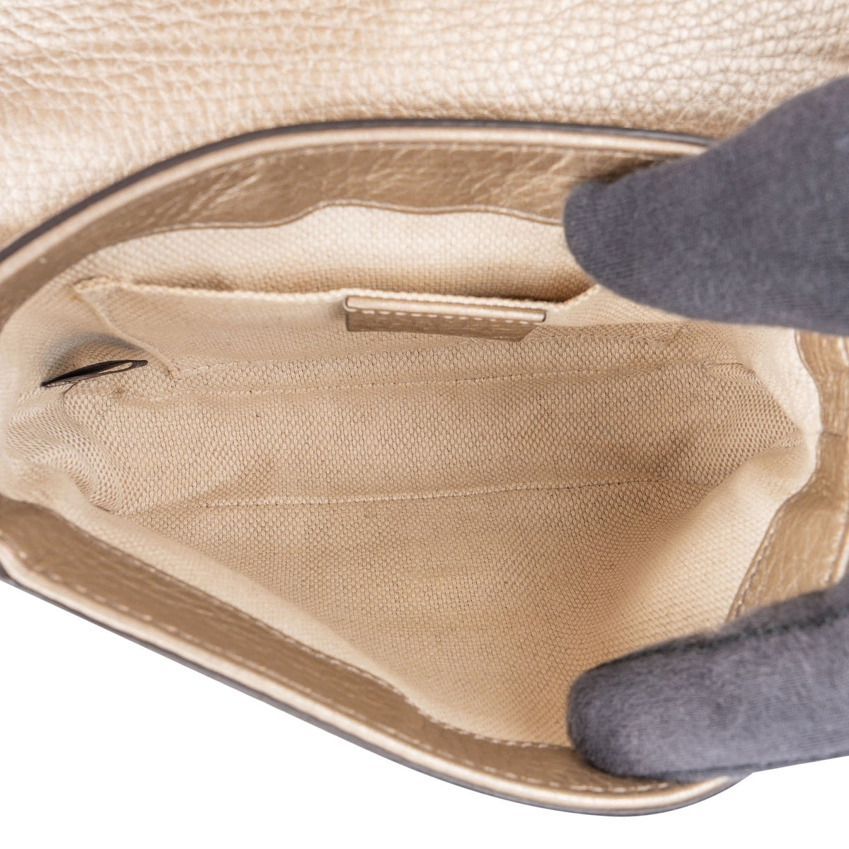 Gucci Soho Mini Saddle aus genarbtem Metallic-Leder – Ansicht 10