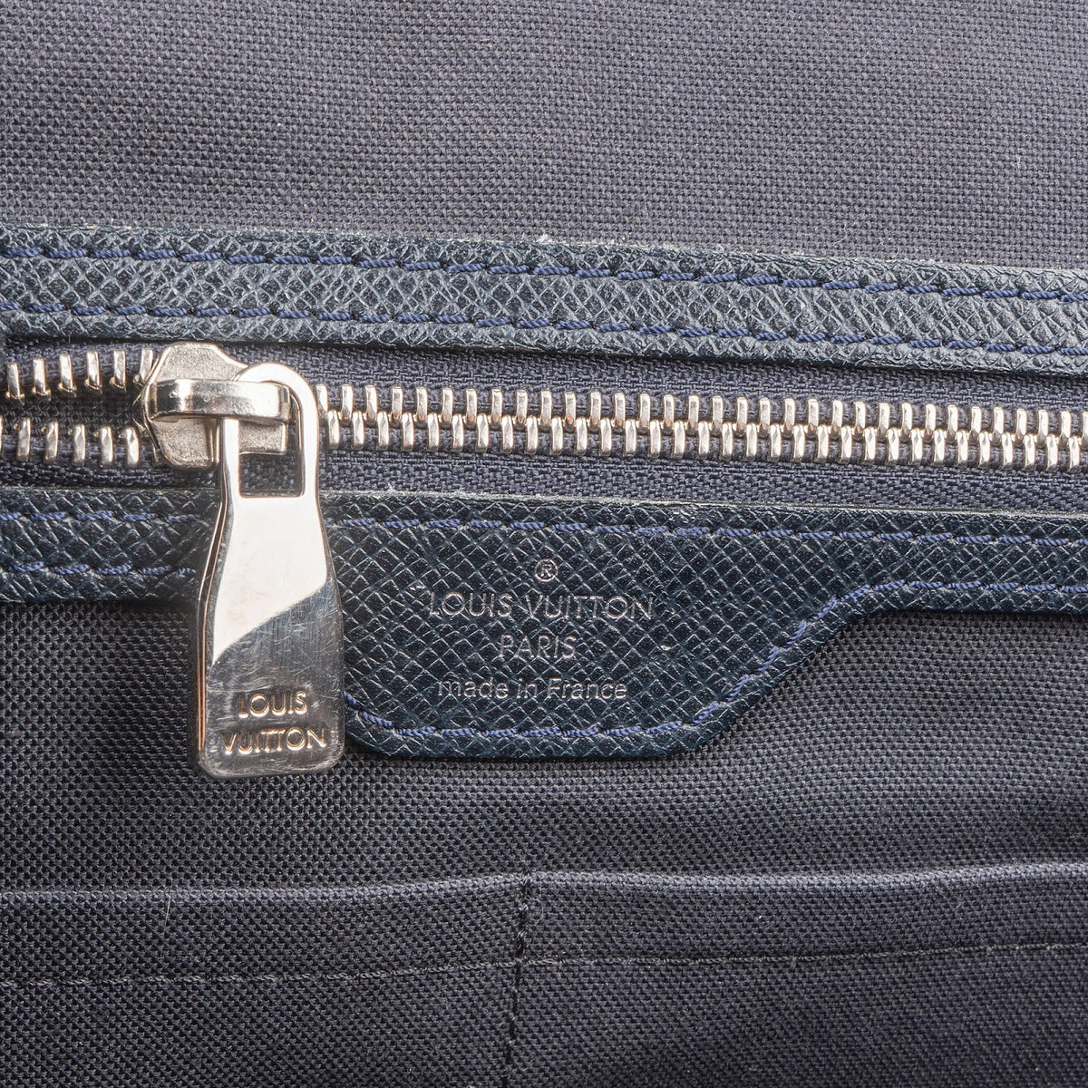 Maletín de negocios Louis Vuitton Anton en piel Taiga