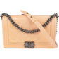 Chanel Boy Single Flap aus gestepptem Lackleder – Vorderansicht