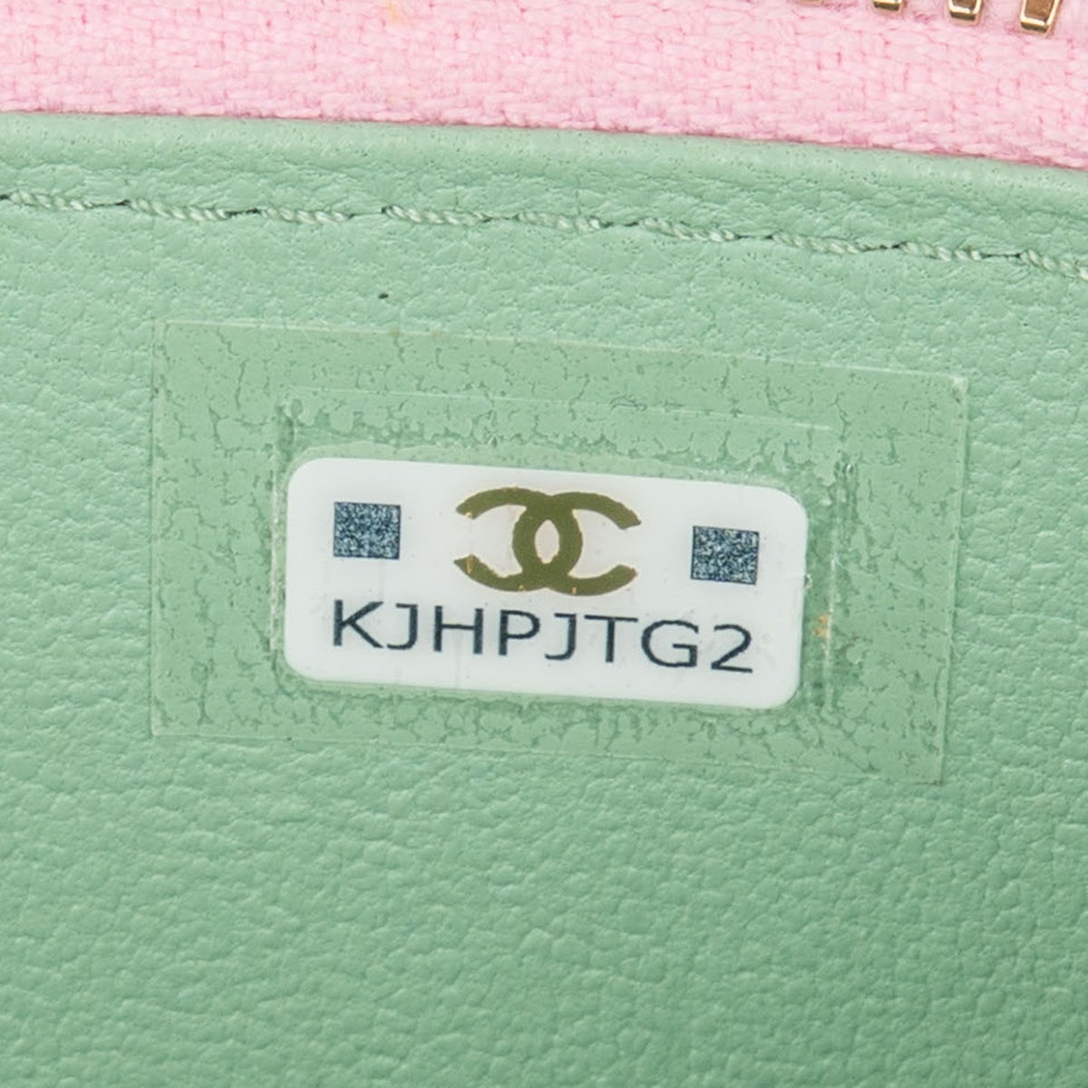 Bolso de mano tipo vanity case con asa superior y bandolera de Chanel en piel de cordero acolchada bicolor rosa y verde