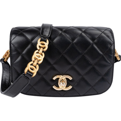 Borsa a tracolla Chanel in pelle di agnello trapuntata con pattina e logo CC