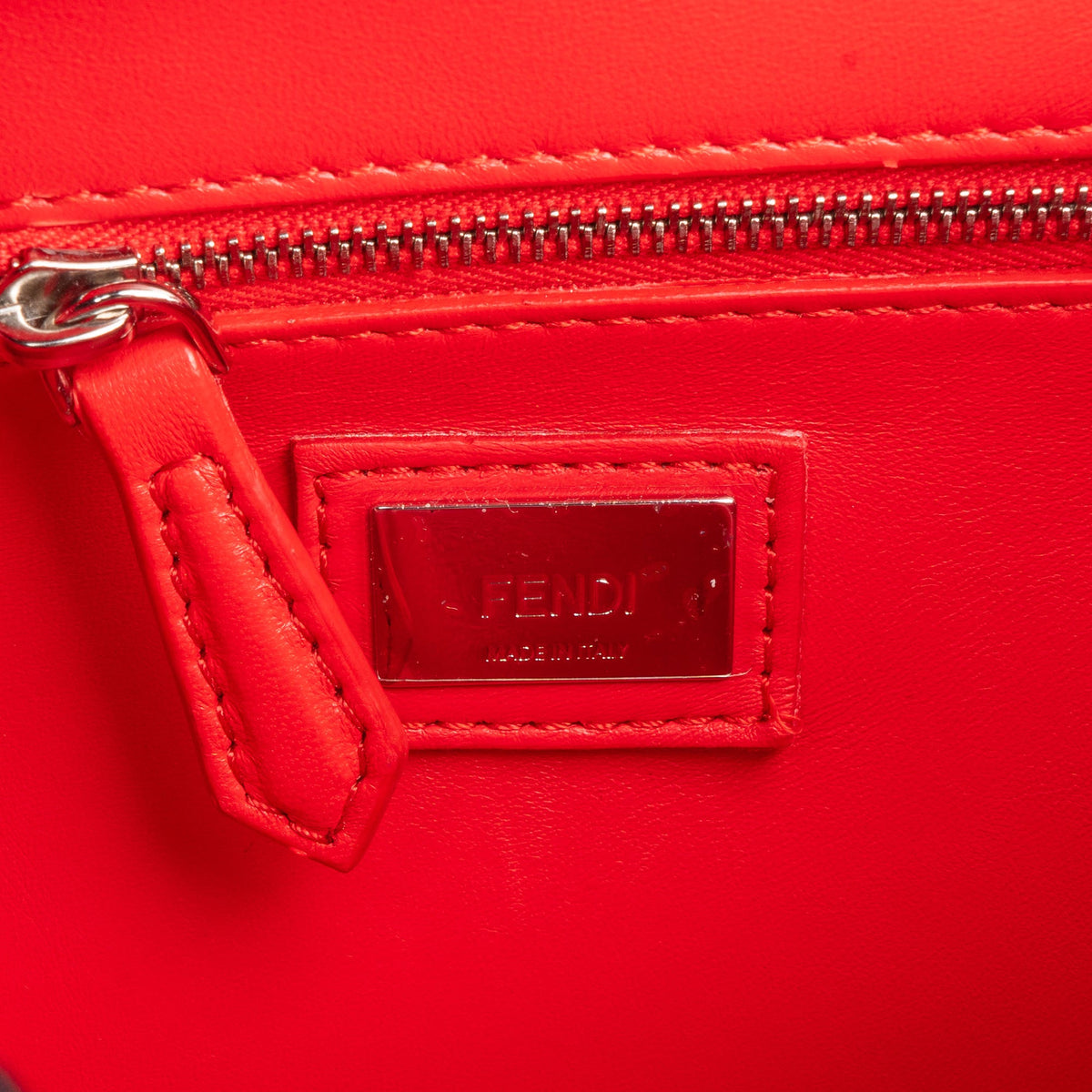 Fendi Mini Peekaboo-handtas van rood leer met studs