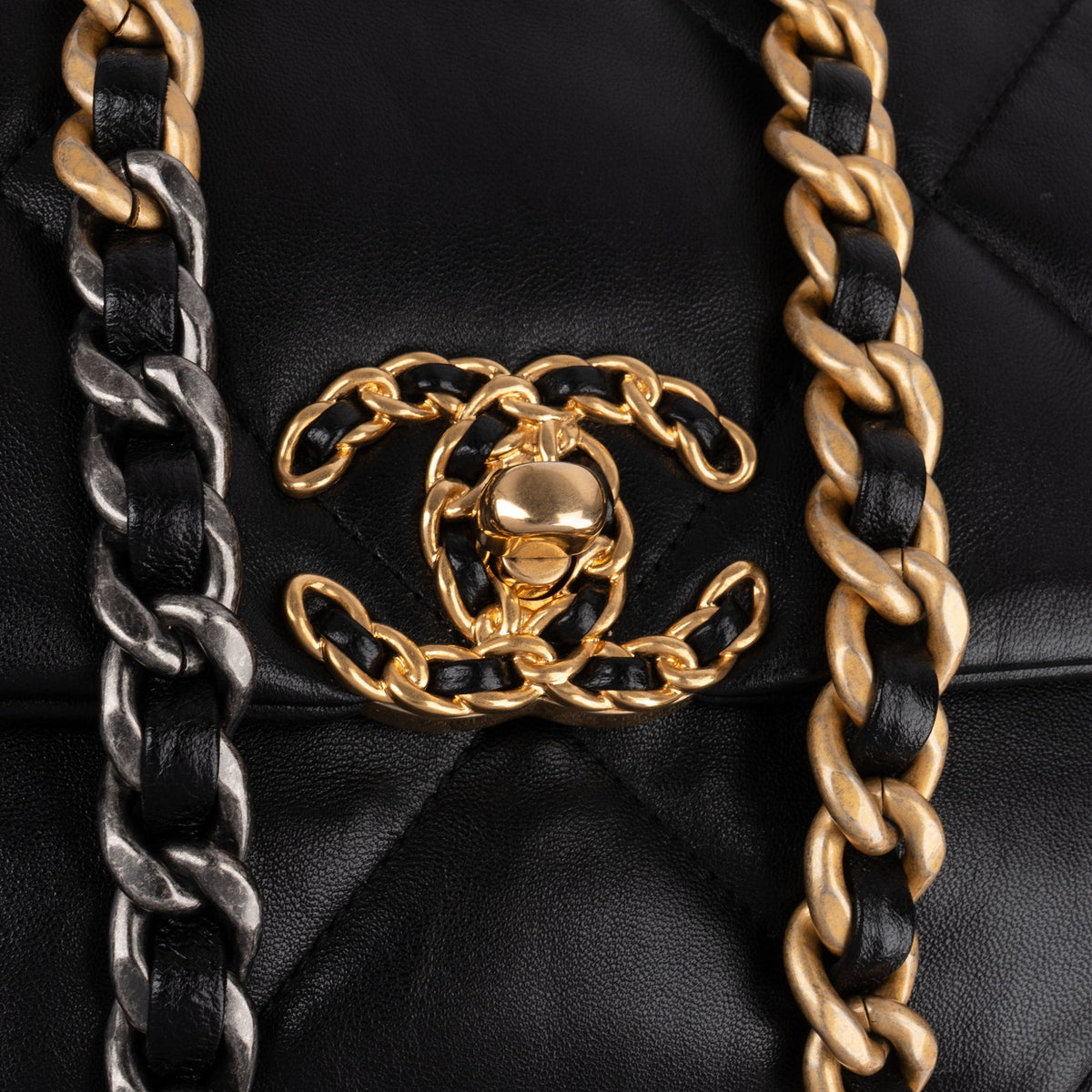 Bolso bandolera Chanel 19 Single Flap en piel de cordero acolchada