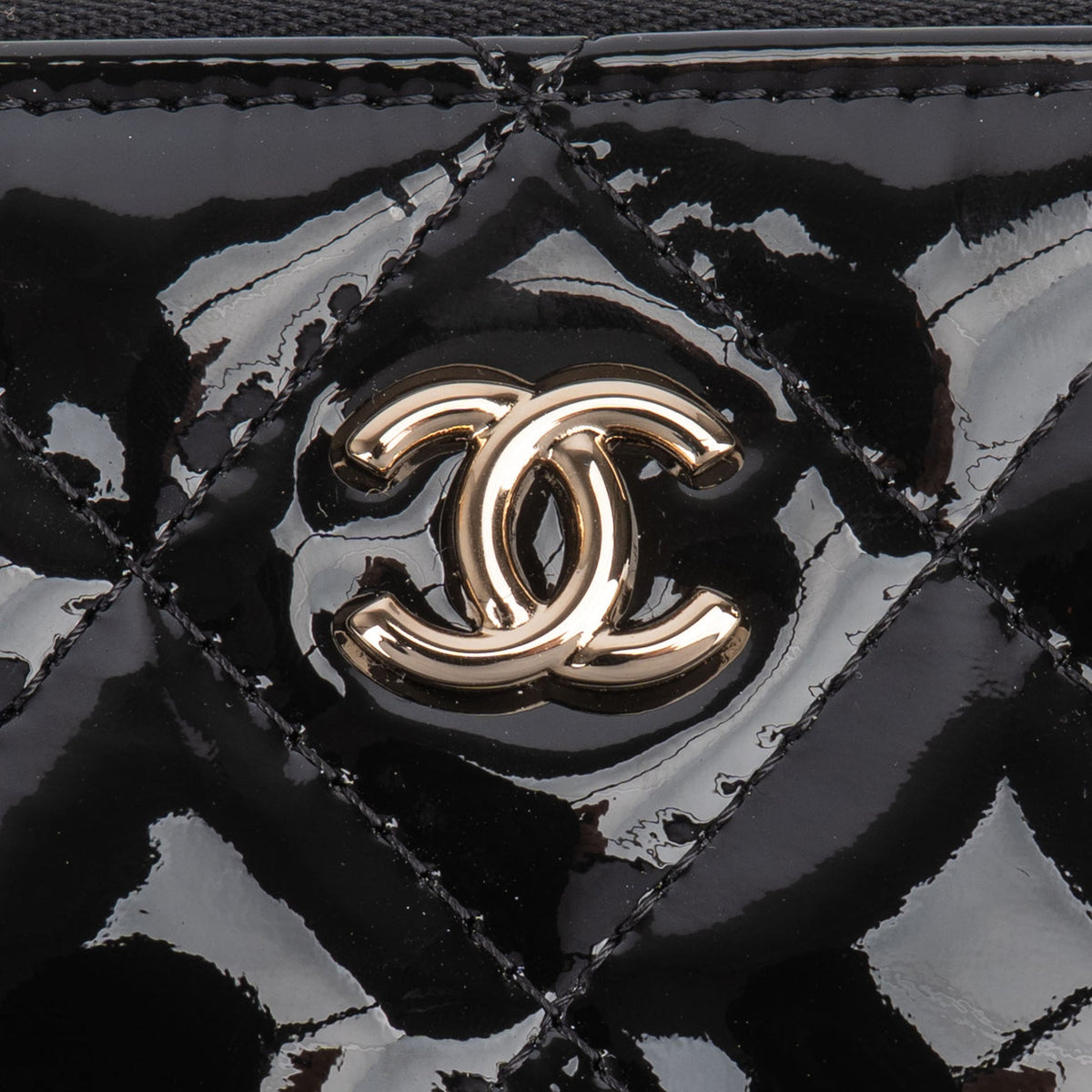 Pochette Chanel CC en cuir verni matelassé