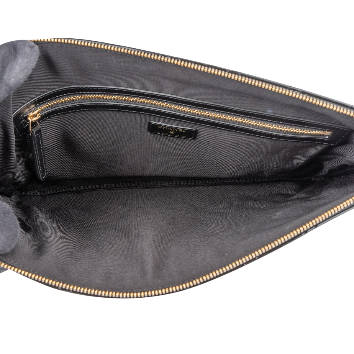 Pochette Chanel CC en cuir verni matelassé