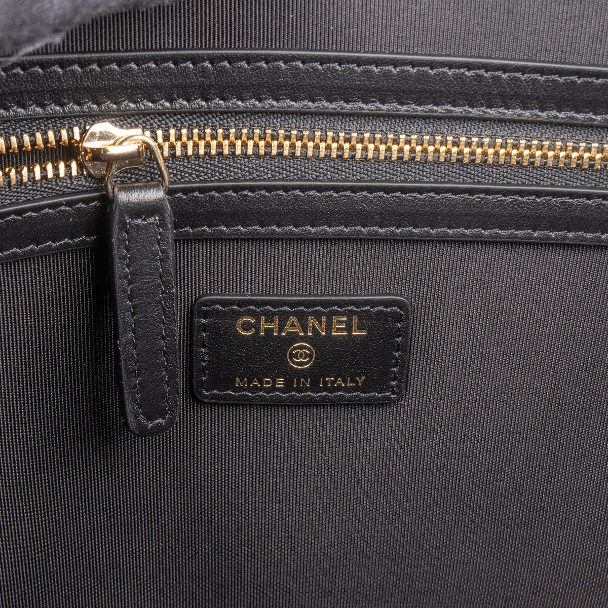 Pochette Chanel CC en cuir verni matelassé
