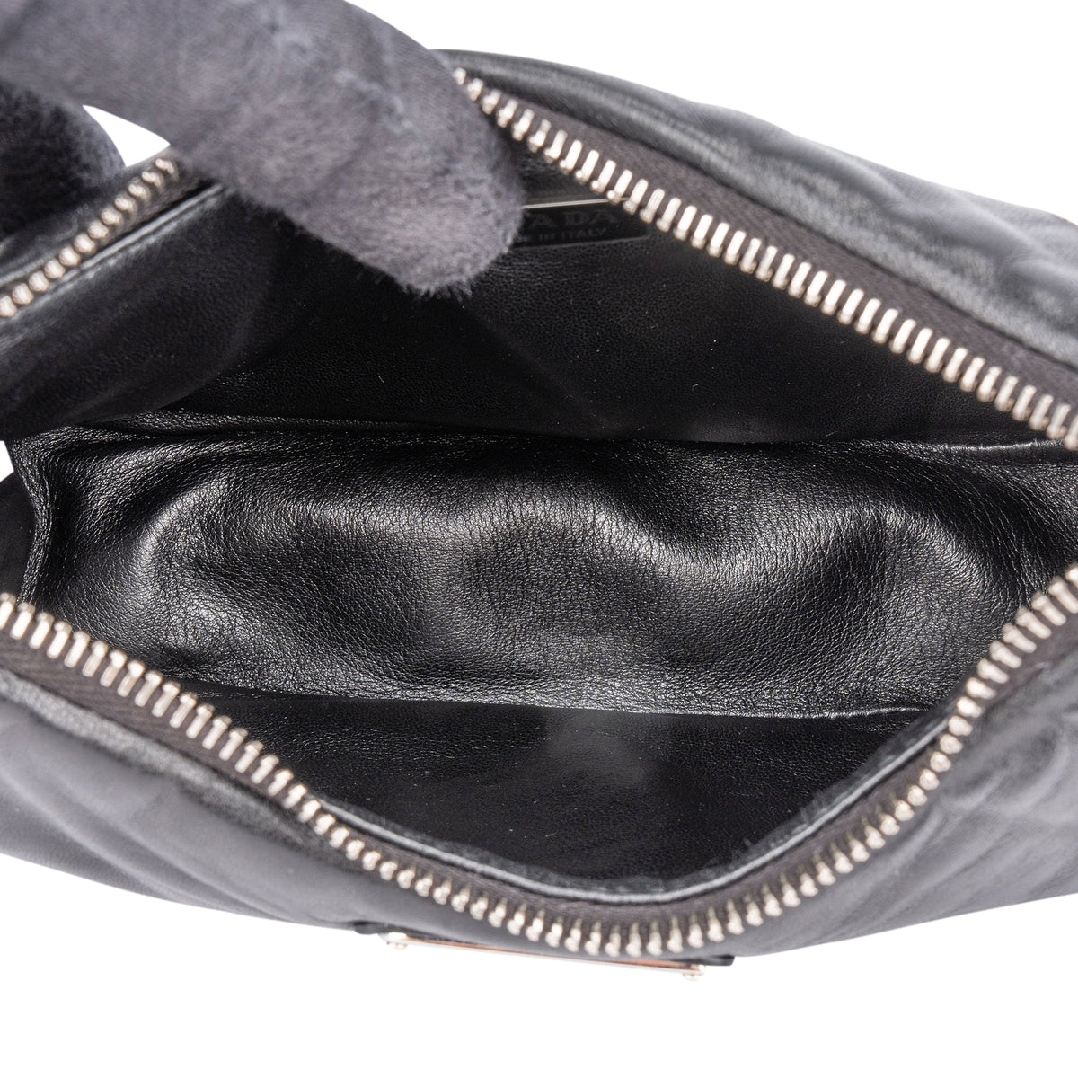 Bolso bandolera Prada Re-Edition de piel suave con logo triangular