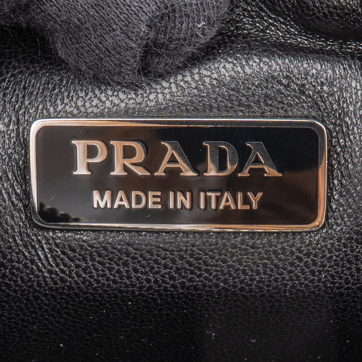 Bolso bandolera Prada Re-Edition de piel suave con logo triangular
