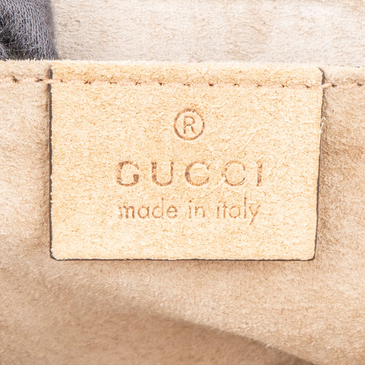 Bolso de hombro con solapa y forma de corazón de charol de Gucci
