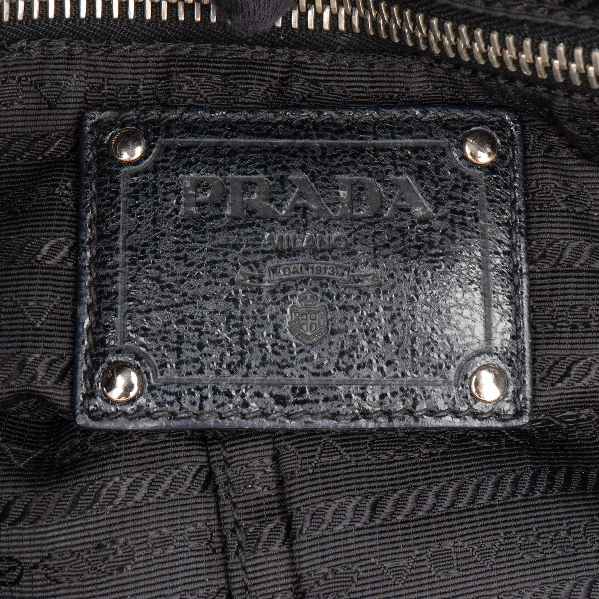 Prada City aus schimmerndem Leder – Ansicht 9