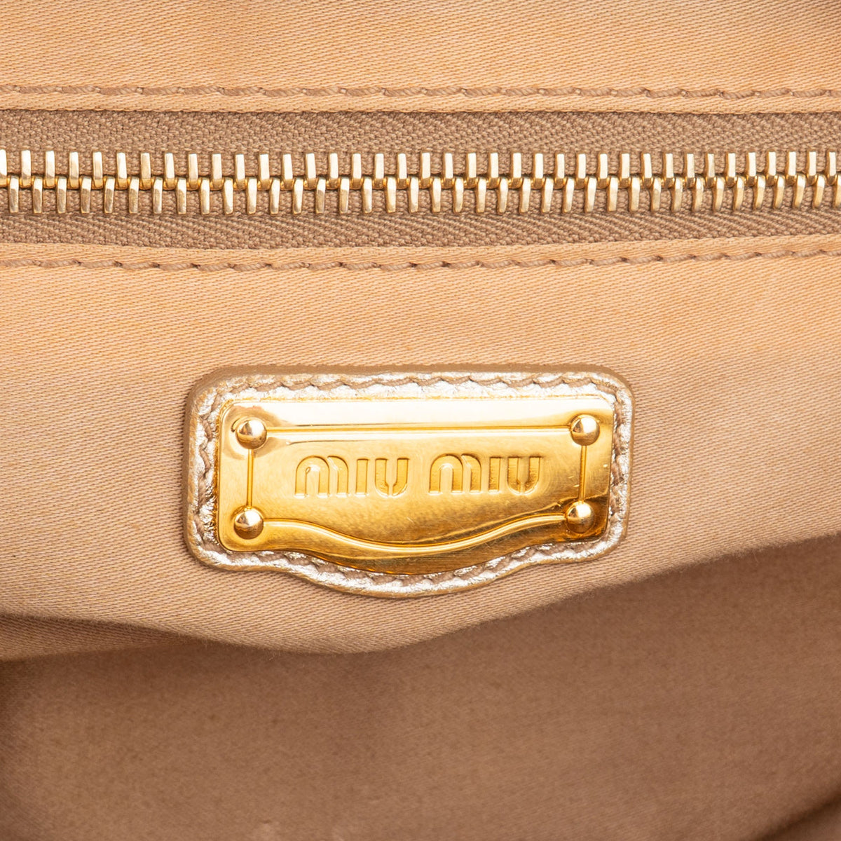 Miu Miu City aus goldfarbenem weichem Leder – Ansicht 11