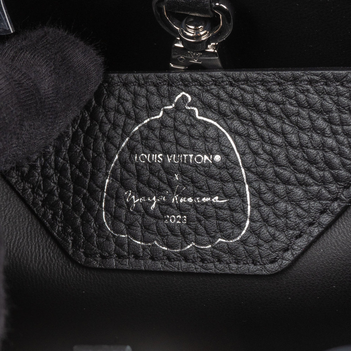 Bolso Capucines MM Louis Vuitton x Yayoi Kusama con lunares