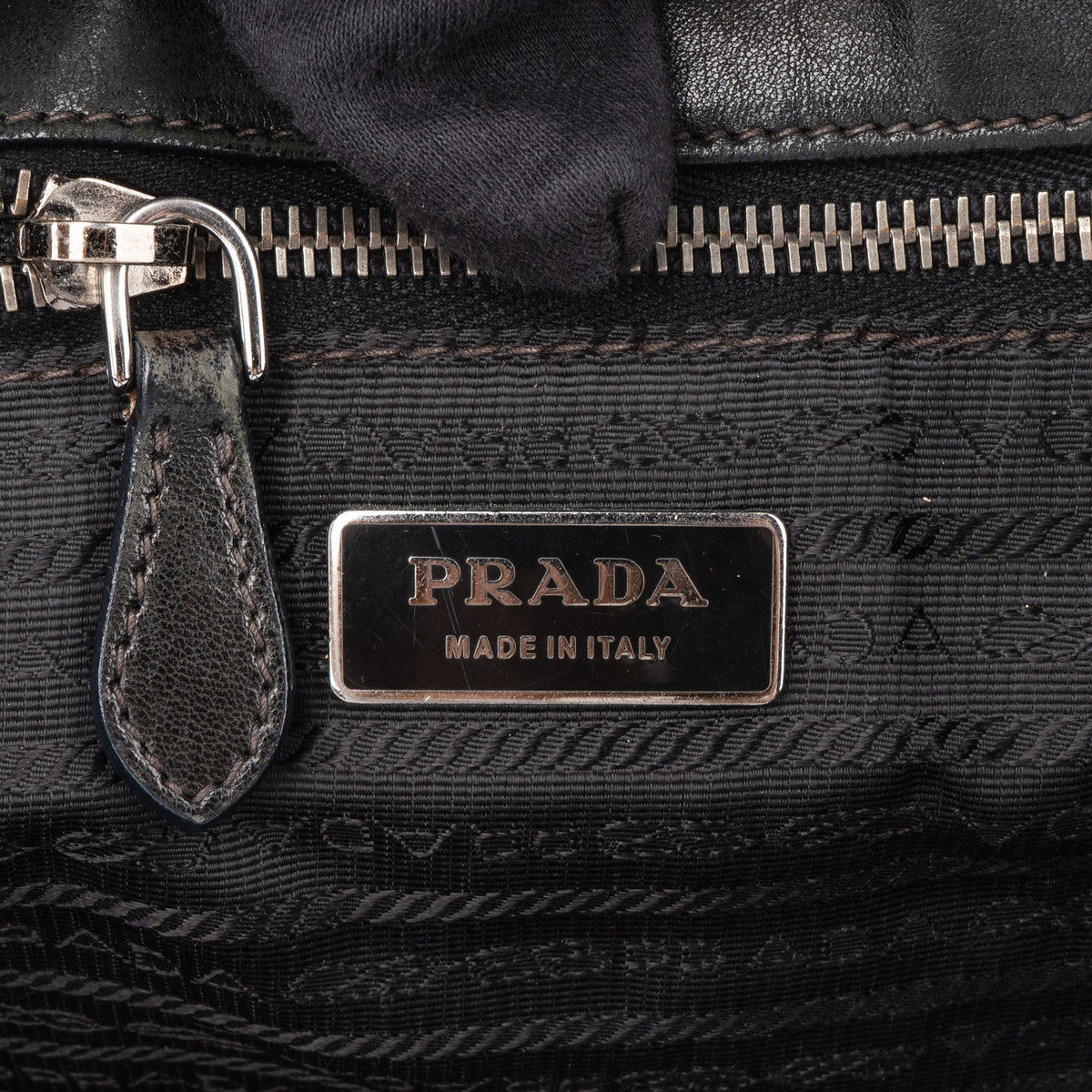 Prada gewatteerde nylon driehoekige handtas