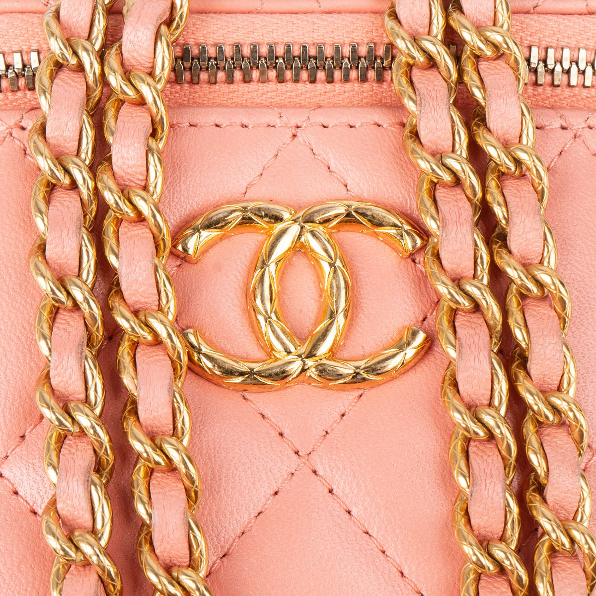 Sac Vanity Chanel à bandoulière en cuir d'agneau matelassé avec logo CC