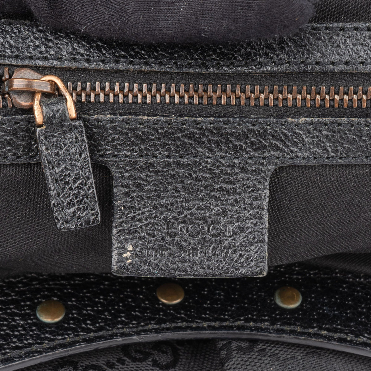 Bolso Gucci con monograma GG y detalle de bambú
