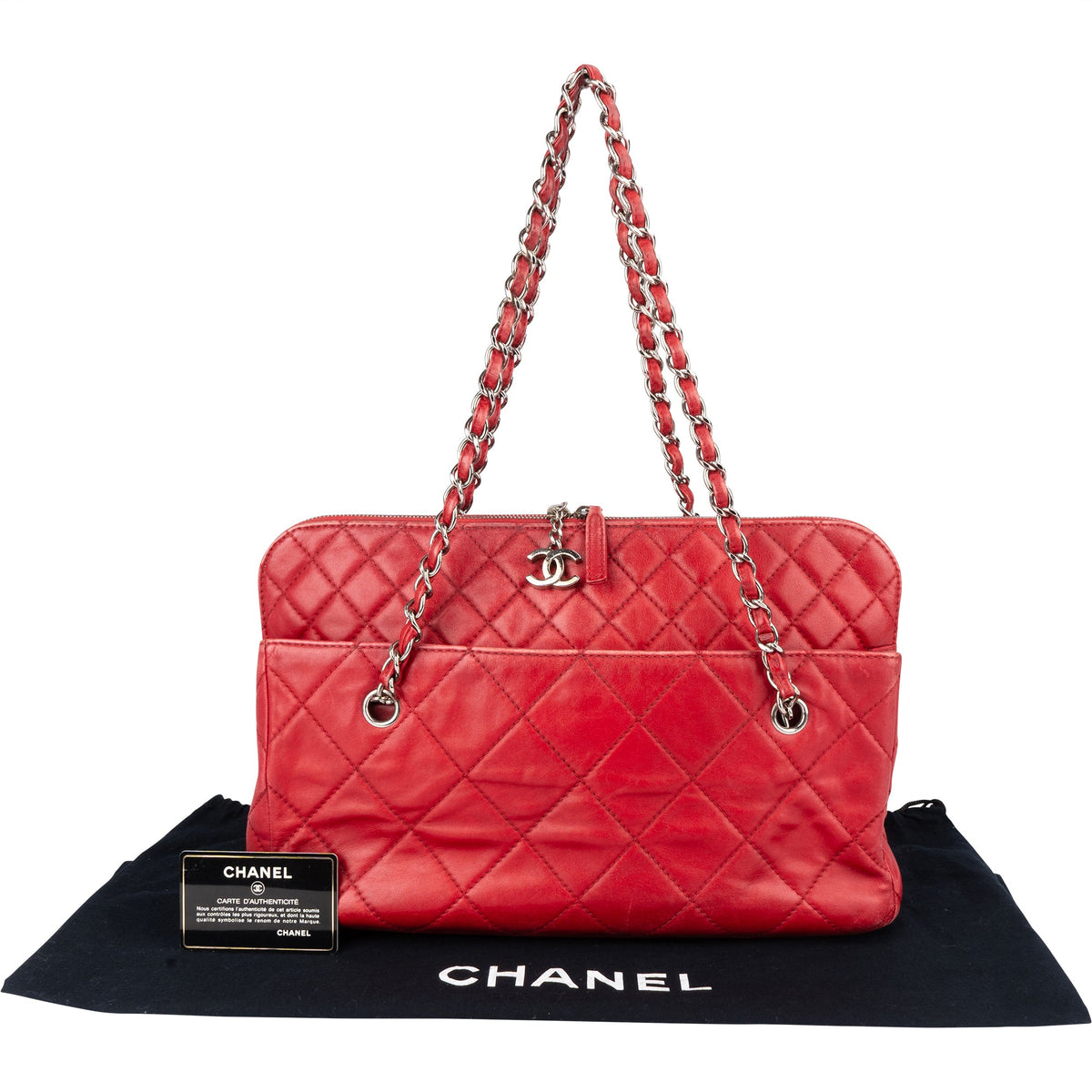 Bolso de hombro Chanel Rouge de piel de cordero acolchada con logo CC