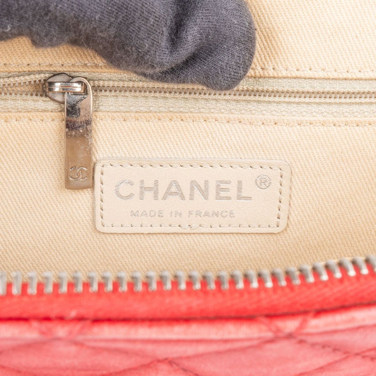 Bolso de hombro Chanel Rouge de piel de cordero acolchada con logo CC