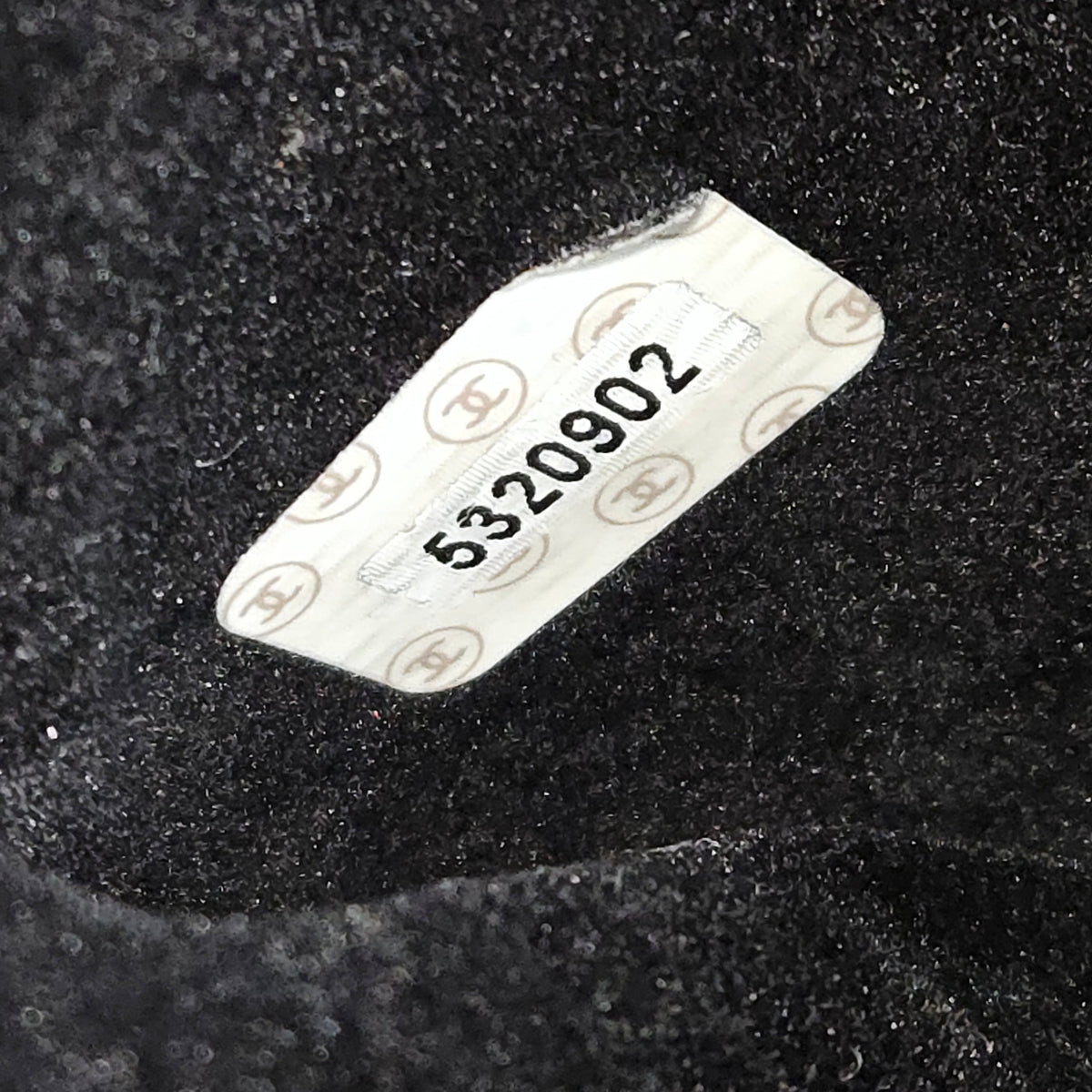 Étui bandoulière pour bijoux CC Chanel en cuir caviar