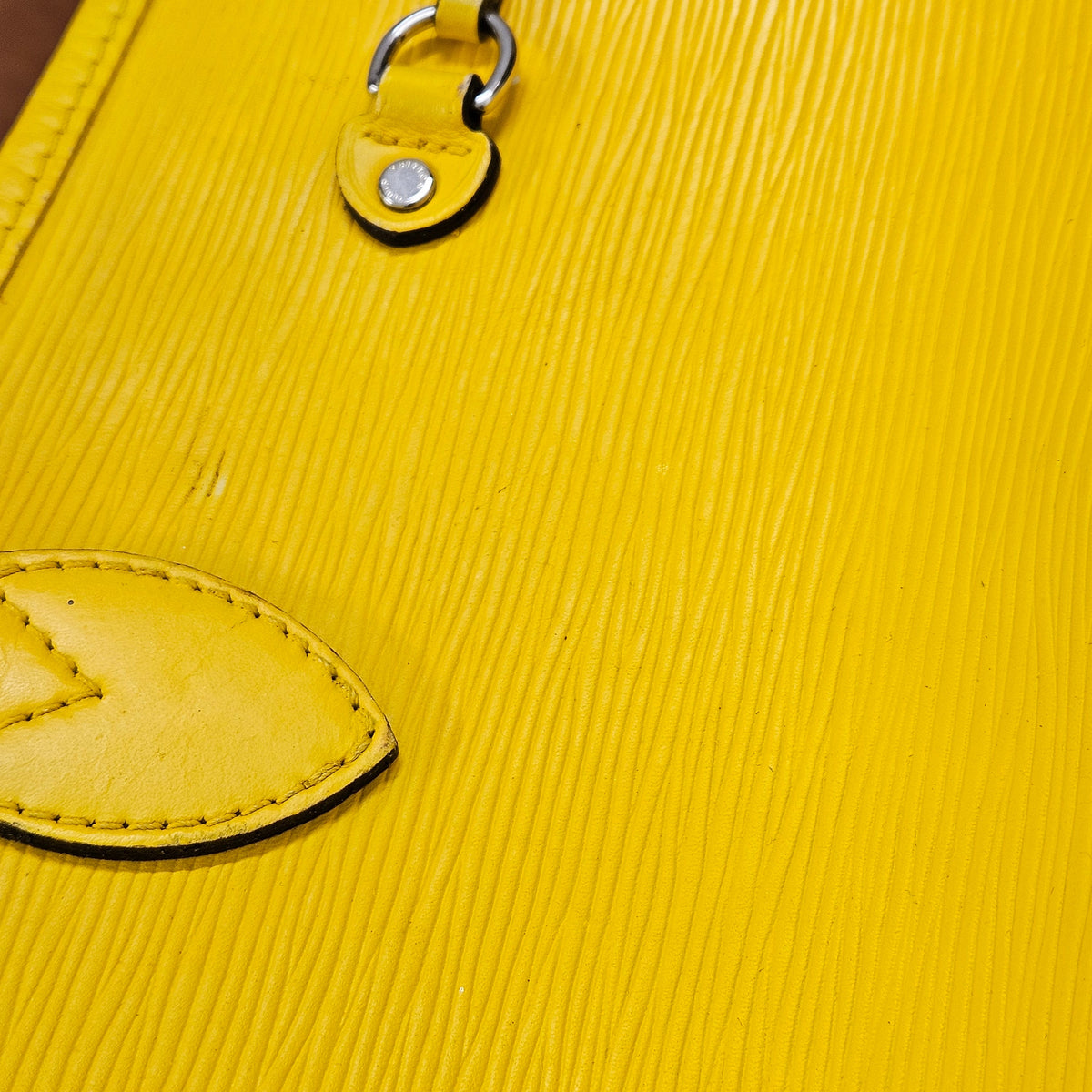 Sac à épaule Neverfull MM Louis Vuitton en cuir épi jaune