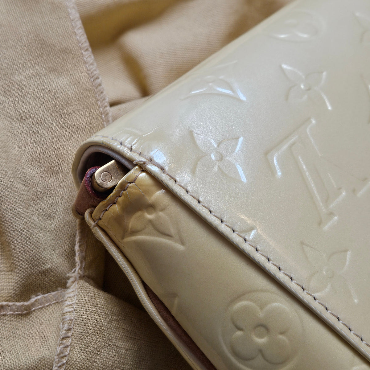 Louis Vuitton Thompson Street aus Monogram Vernis in Vanille – Ansicht 13