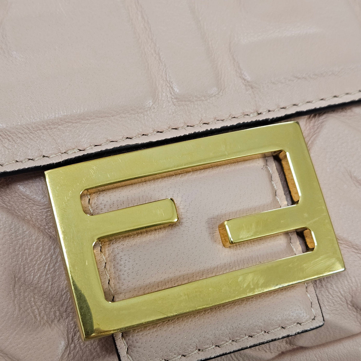 Fendi Embossed Monogram FF Leder Baguette Umhängetasche, Bild 13 von 13