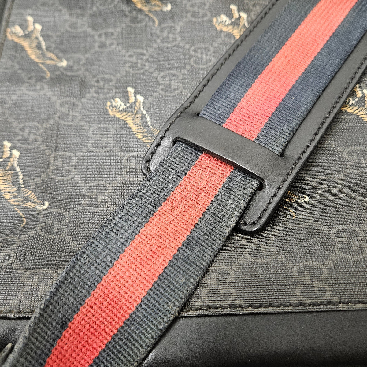 Bolso bandolera Gucci messenger con estampado de tigre en lona GG Supreme Monogram