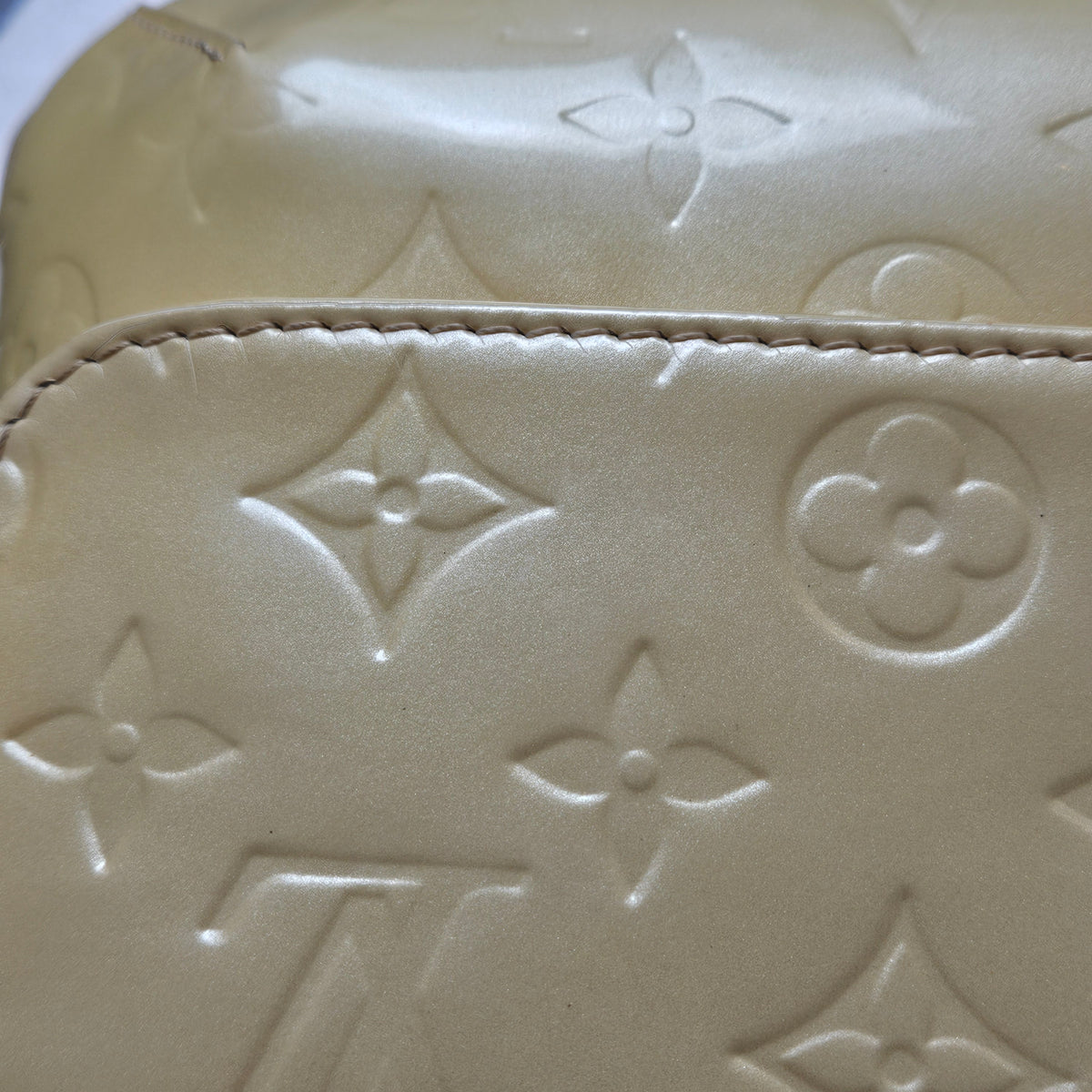 Louis Vuitton Thompson Street aus Monogram Vernis in Vanille – Ansicht 14