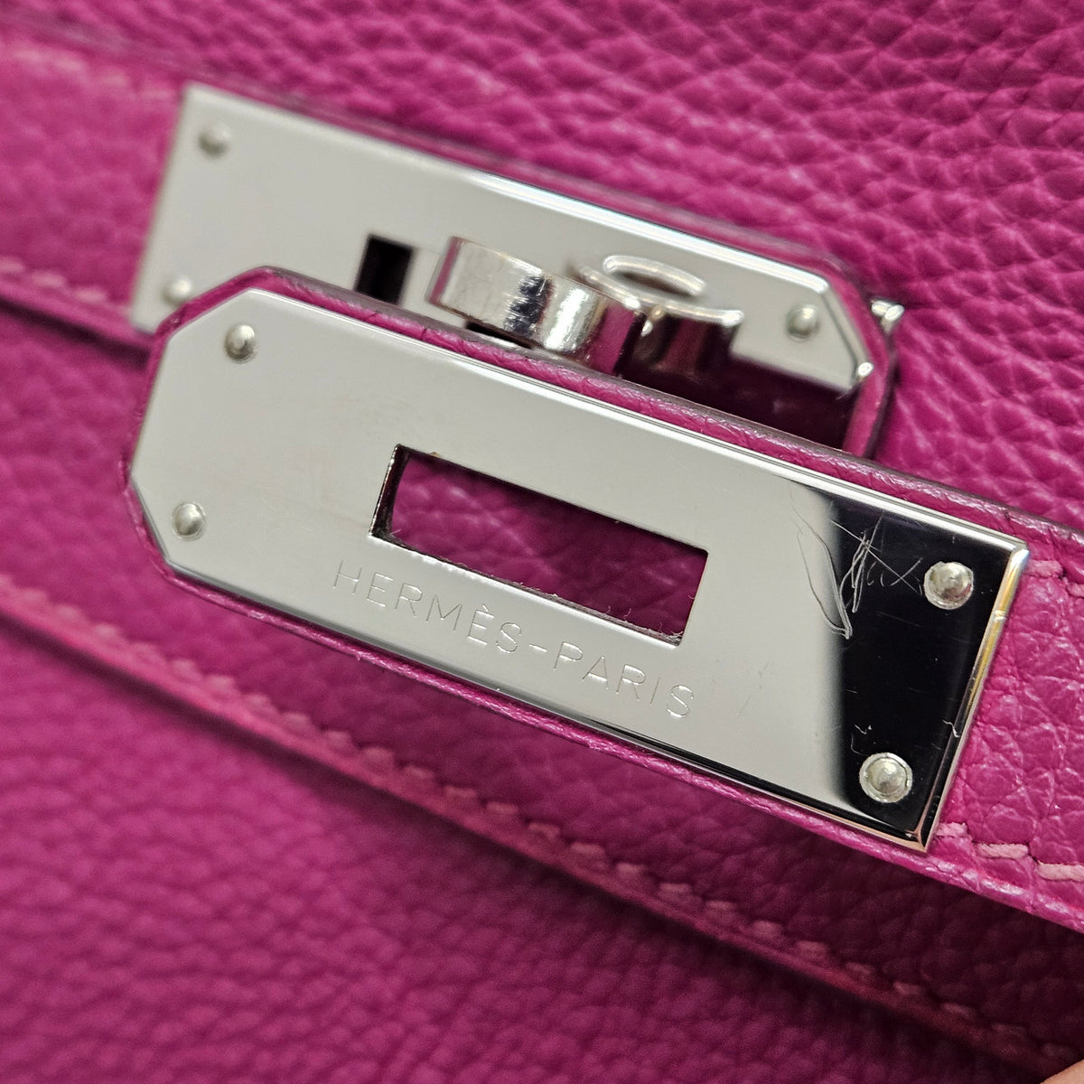 Bolso de mano Hermès Kelly 32 en piel Clemence Tosca con herrajes de paladio