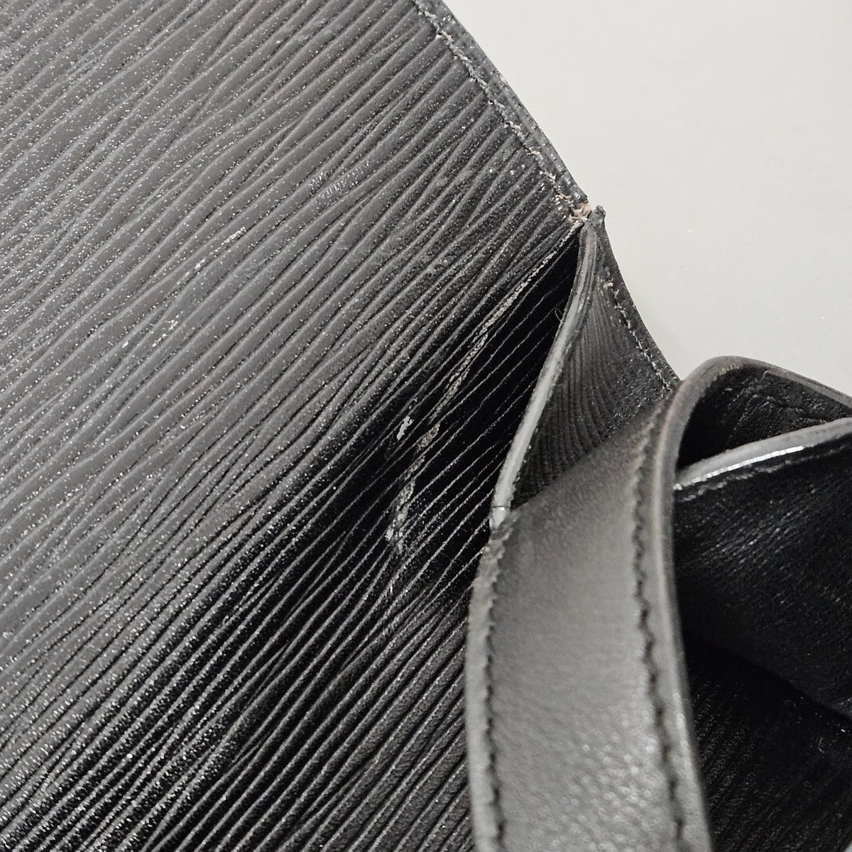 Louis Vuitton Cartouchiere MM aus schwarzem Epi-Leder – Ansicht 11