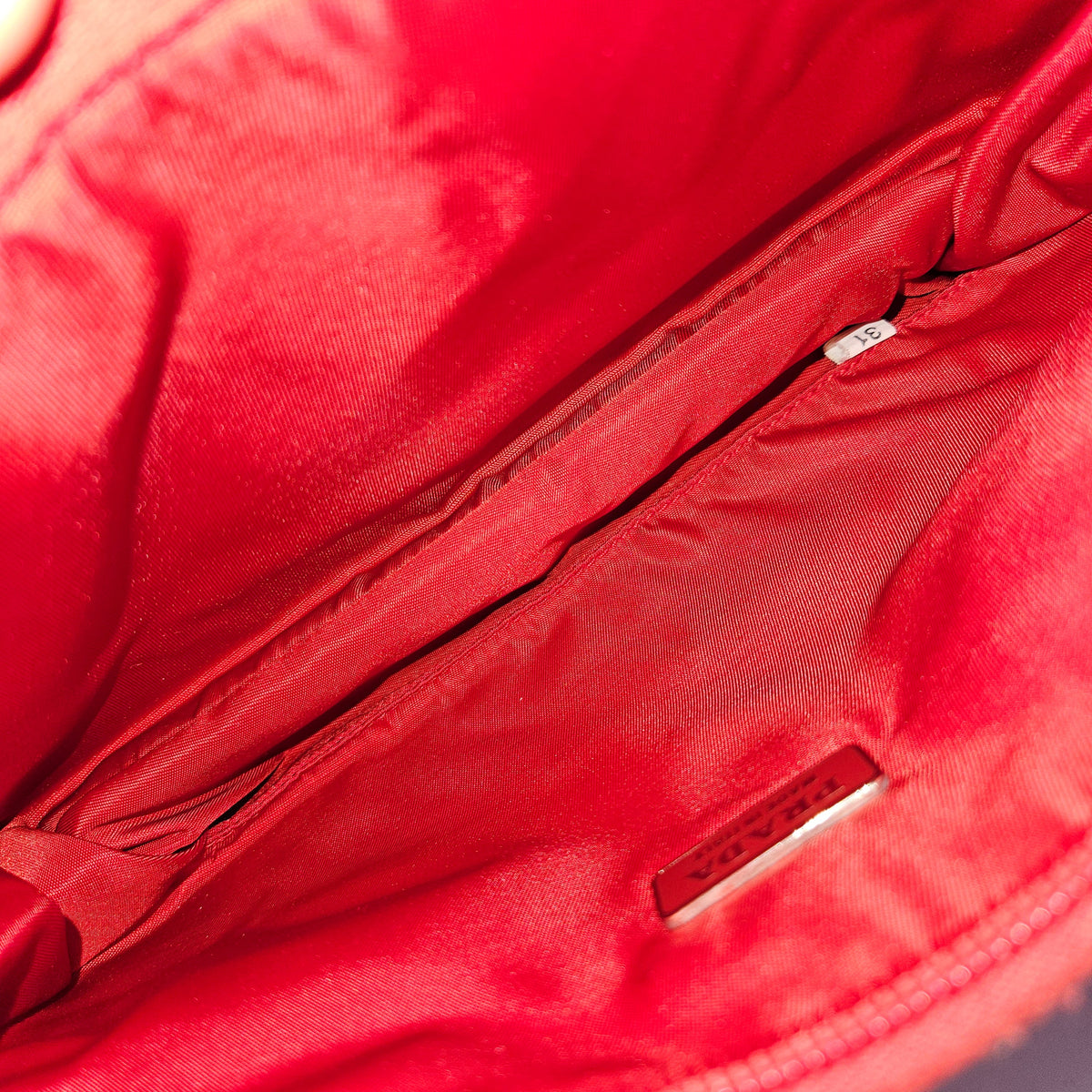 Prada Rot Nylon Tessuto Mini Triangle Handtasche, Bild 8 von 10